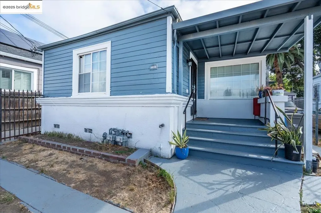 8806 Dowling Street Oakland CA 94605
