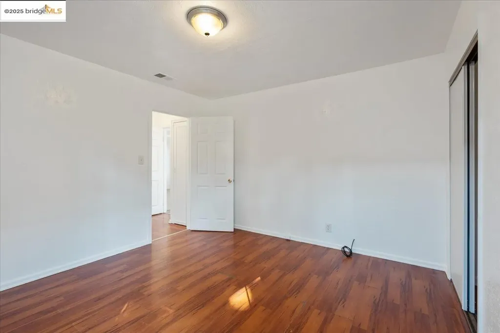 8806 Dowling Street Oakland CA 94605