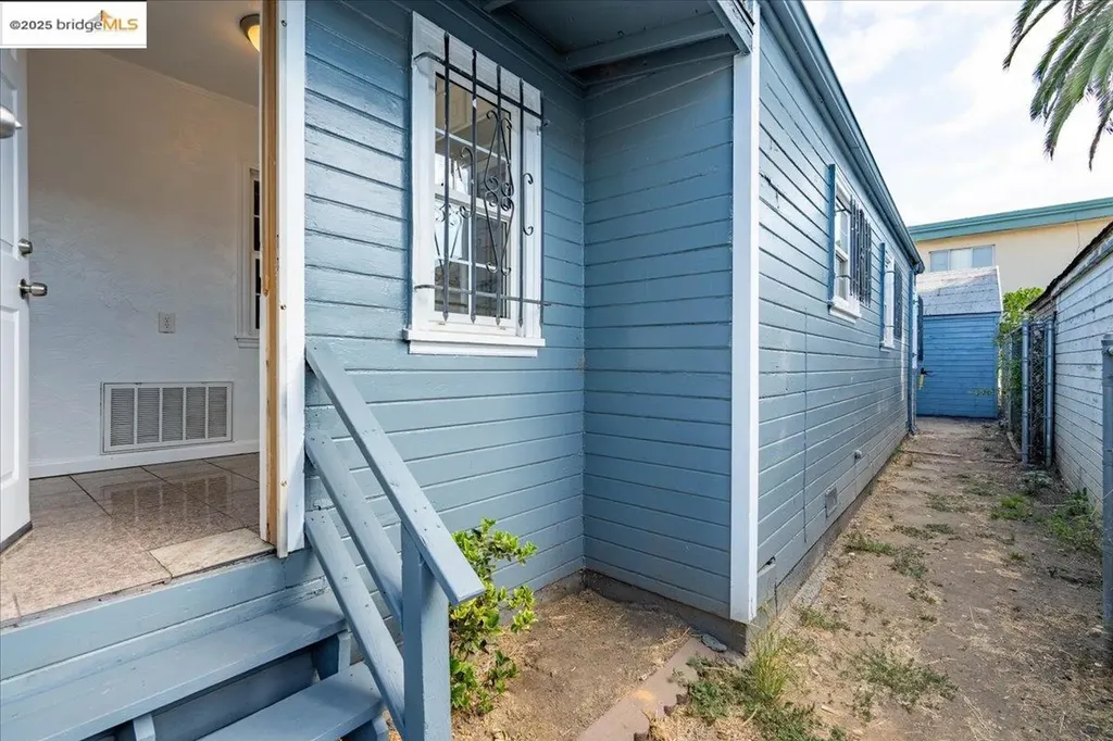 8806 Dowling Street Oakland CA 94605