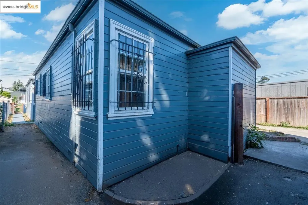 8806 Dowling Street Oakland CA 94605