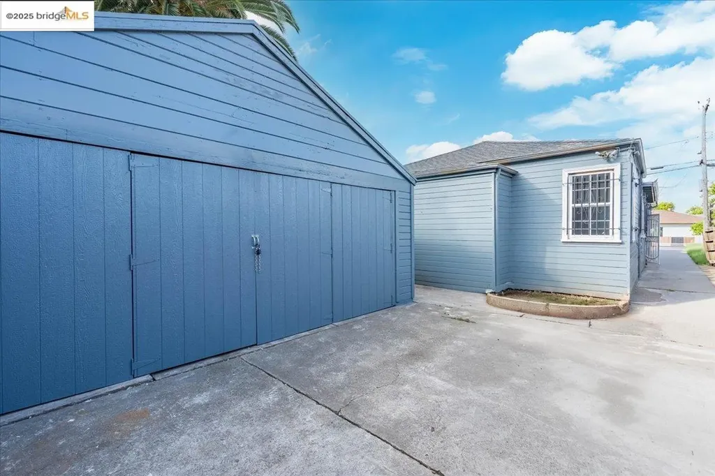 8806 Dowling Street Oakland CA 94605
