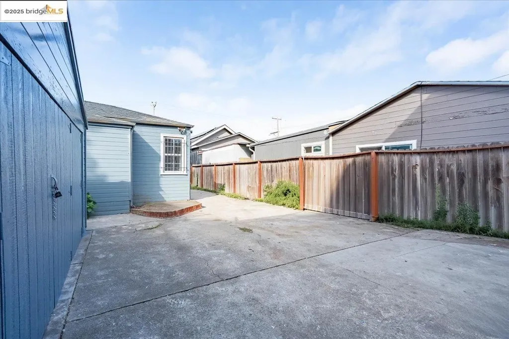 8806 Dowling Street Oakland CA 94605