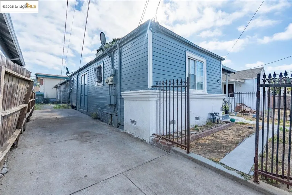 8806 Dowling Street Oakland CA 94605
