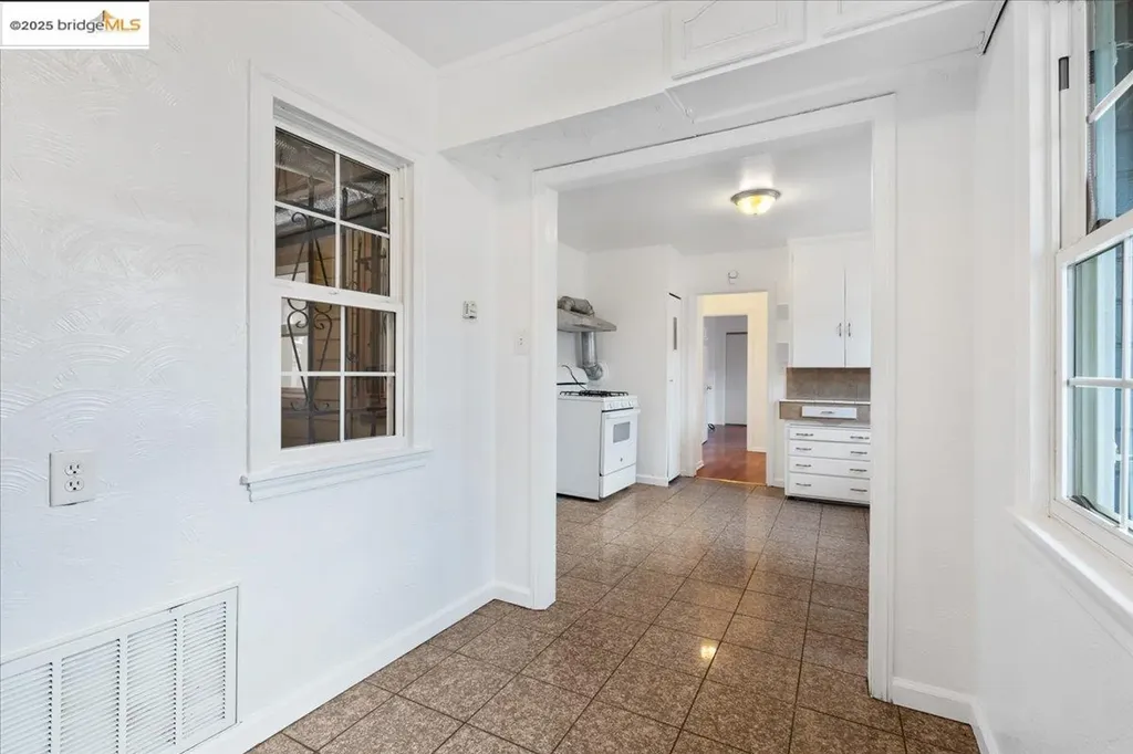 8806 Dowling Street Oakland CA 94605