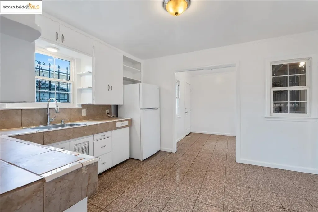8806 Dowling Street Oakland CA 94605