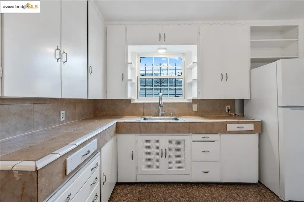 8806 Dowling Street Oakland CA 94605