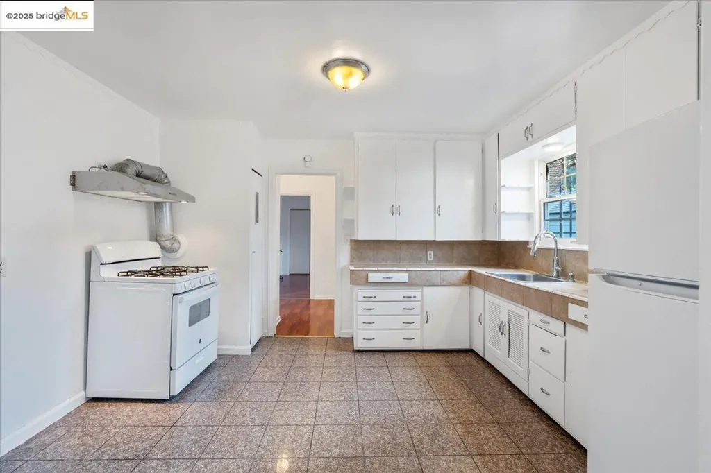 8806 Dowling Street Oakland CA 94605