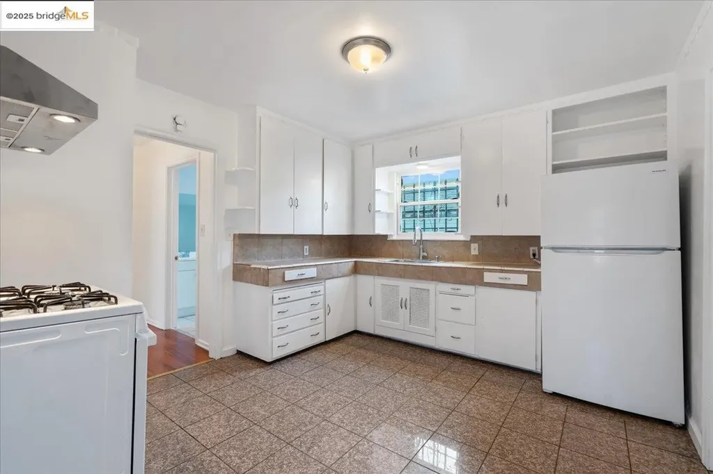 8806 Dowling Street Oakland CA 94605