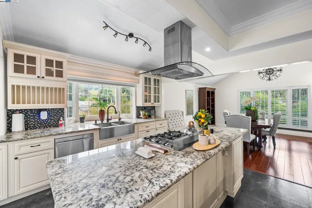 26928 Palomares Road Castro Valley CA 94552