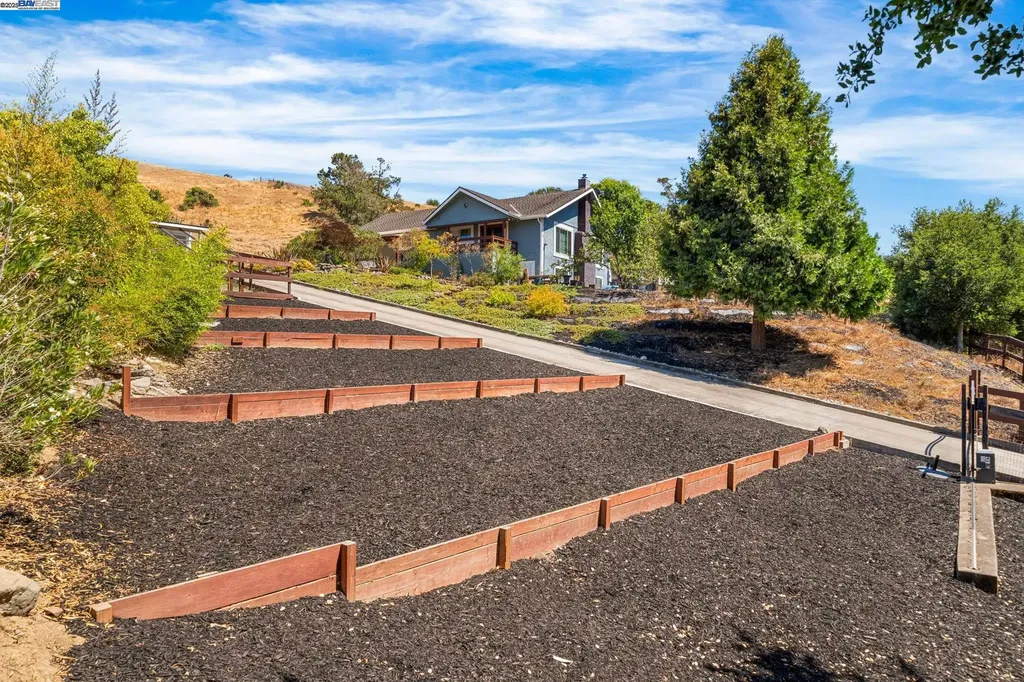 26928 Palomares Road Castro Valley CA 94552