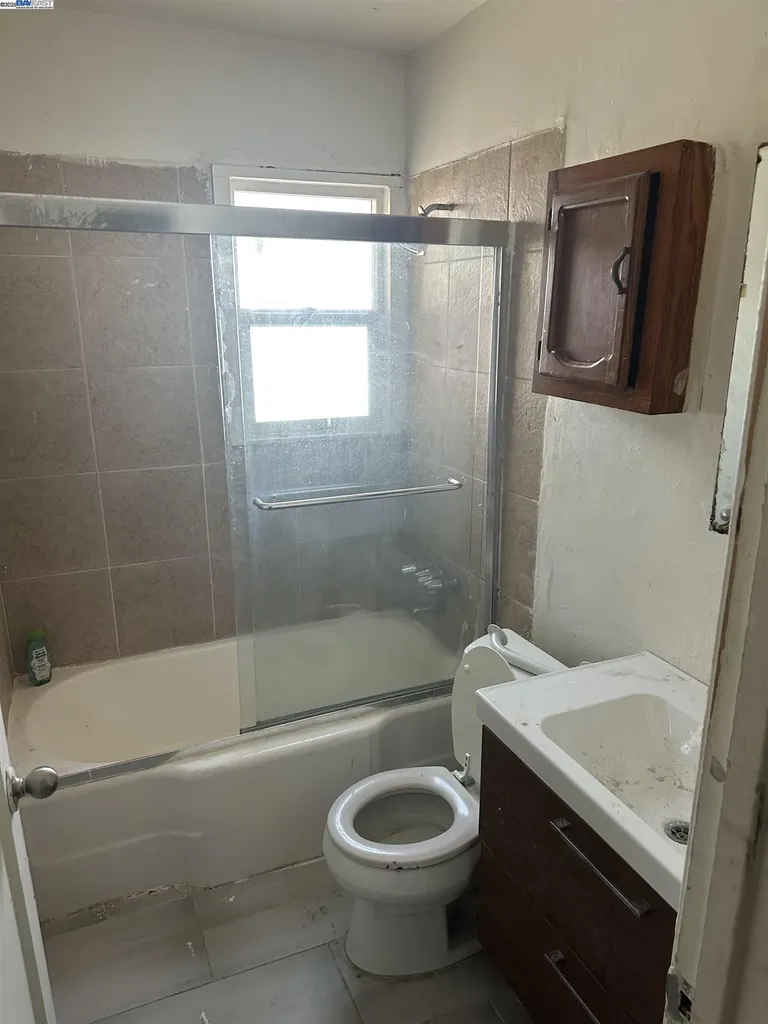5651 Telegraph Oakland CA 94609