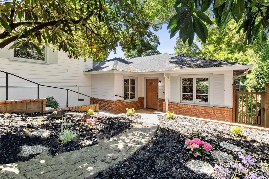 2593 El Caminito Oakland CA 94611