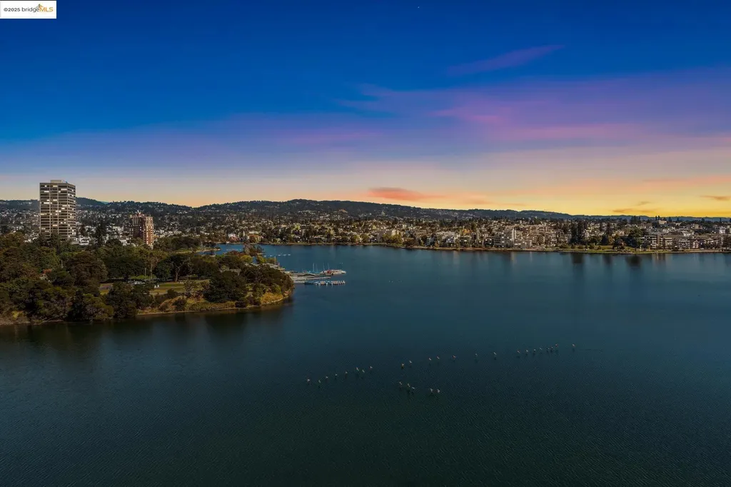 Oakland CA, 1 Lakeside Drive, Unit 1010