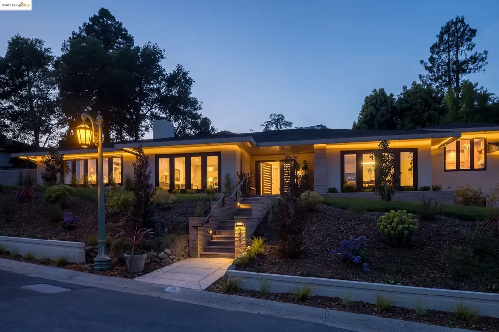 30 Lincolnshire Drive Oakland CA 94618