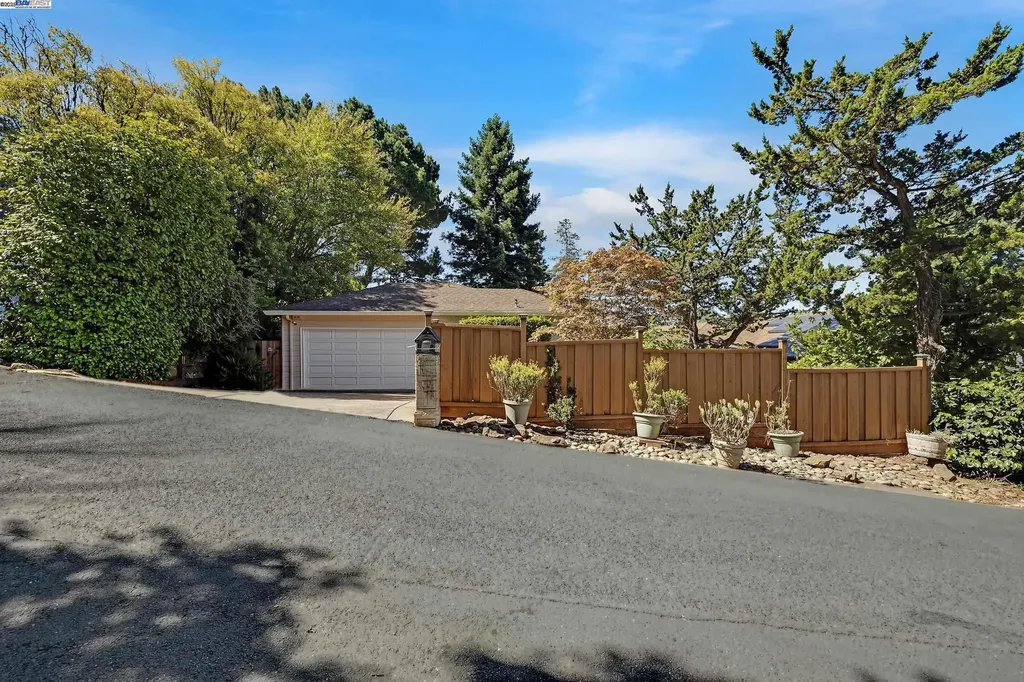 2863 Burton Drive Oakland CA 94611