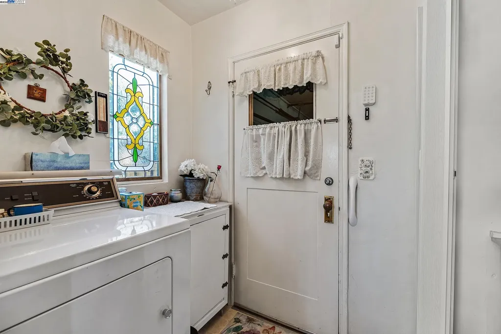 2863 Burton Drive Oakland CA 94611