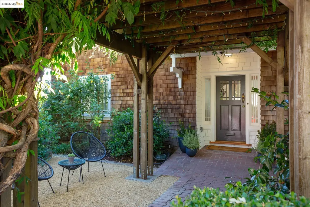 Oakland CA, 753 Kingston Avenue