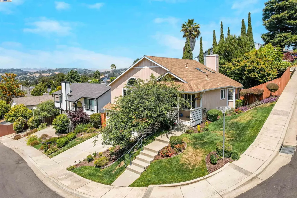 23380 Lakeridge Avenue Hayward CA 94541
