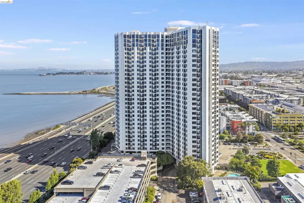 Emeryville CA, 6363 Christie Avenue, Unit 326