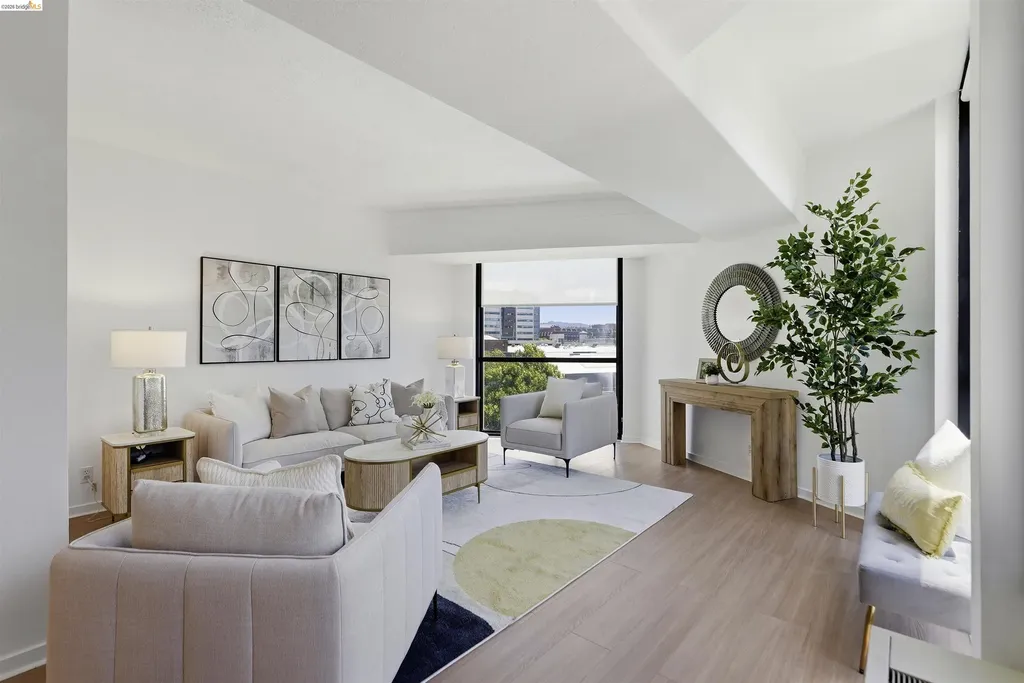 Emeryville CA, 6363 Christie Avenue, Unit 326