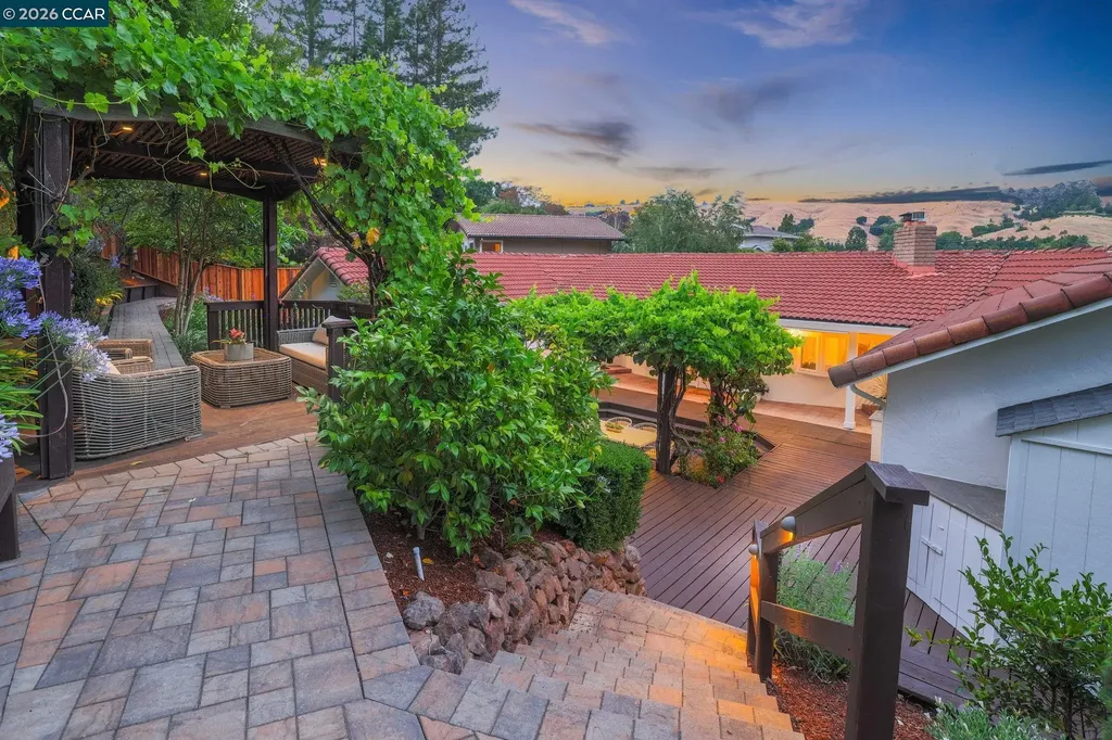 10 Darnby Court Orinda CA 94563