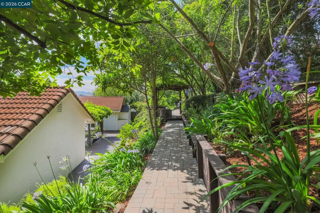 10 Darnby Court Orinda CA 94563