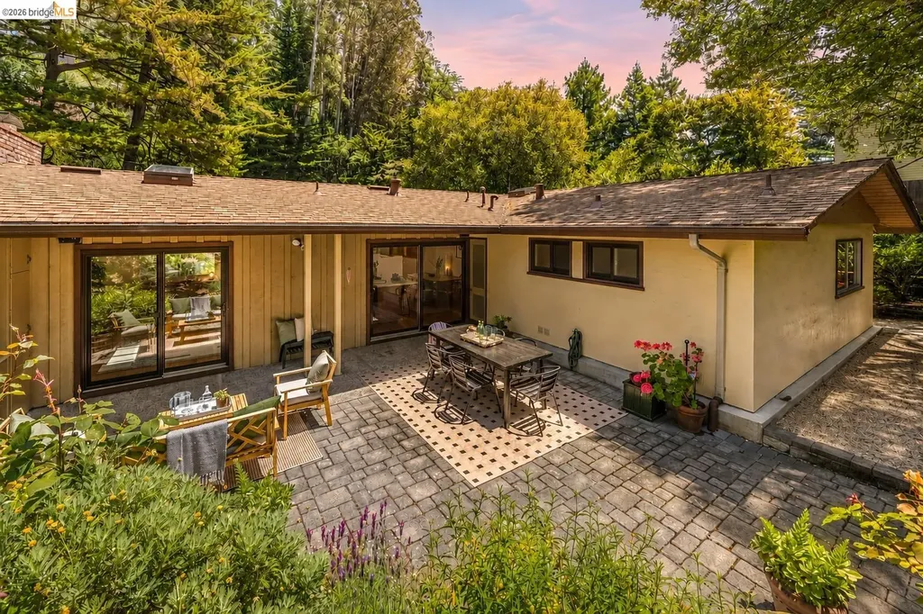 7200 Saroni Drive Oakland CA 94611