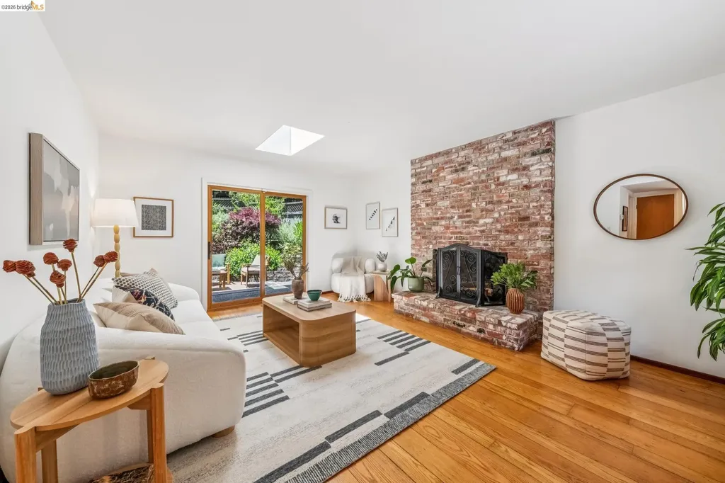 7200 Saroni Drive Oakland CA 94611