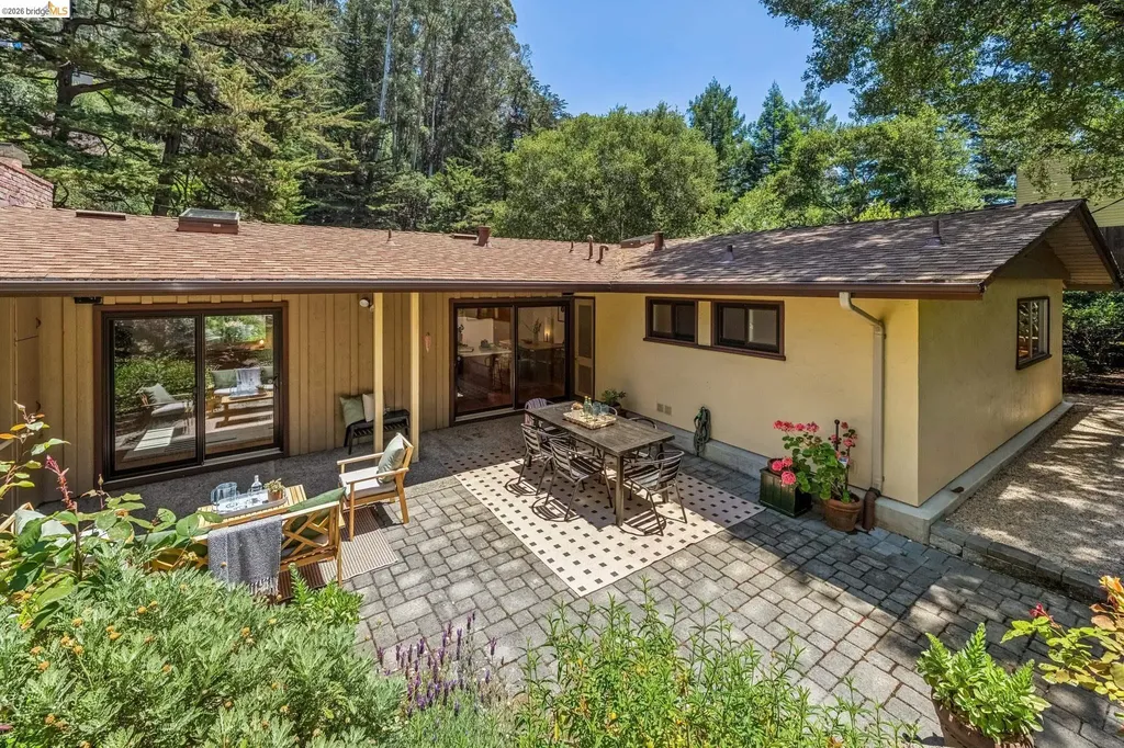 7200 Saroni Drive Oakland CA 94611