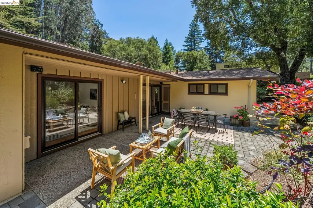 7200 Saroni Drive Oakland CA 94611