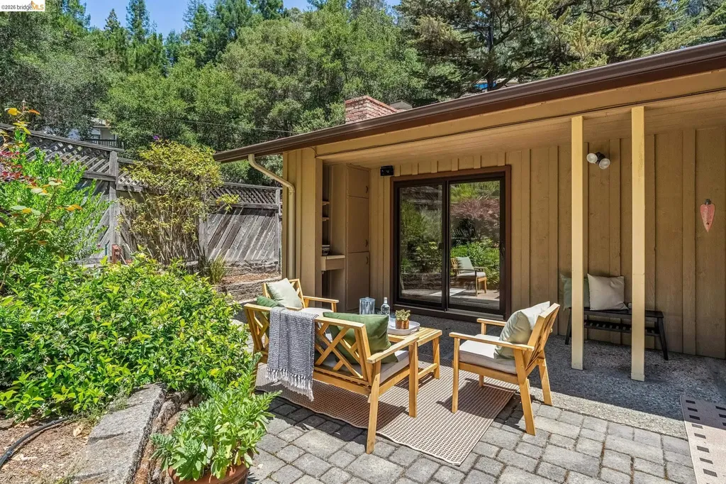 7200 Saroni Drive Oakland CA 94611