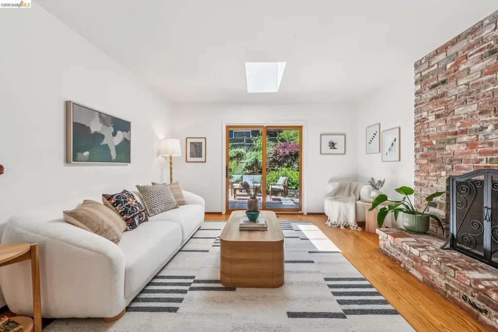 7200 Saroni Drive Oakland CA 94611