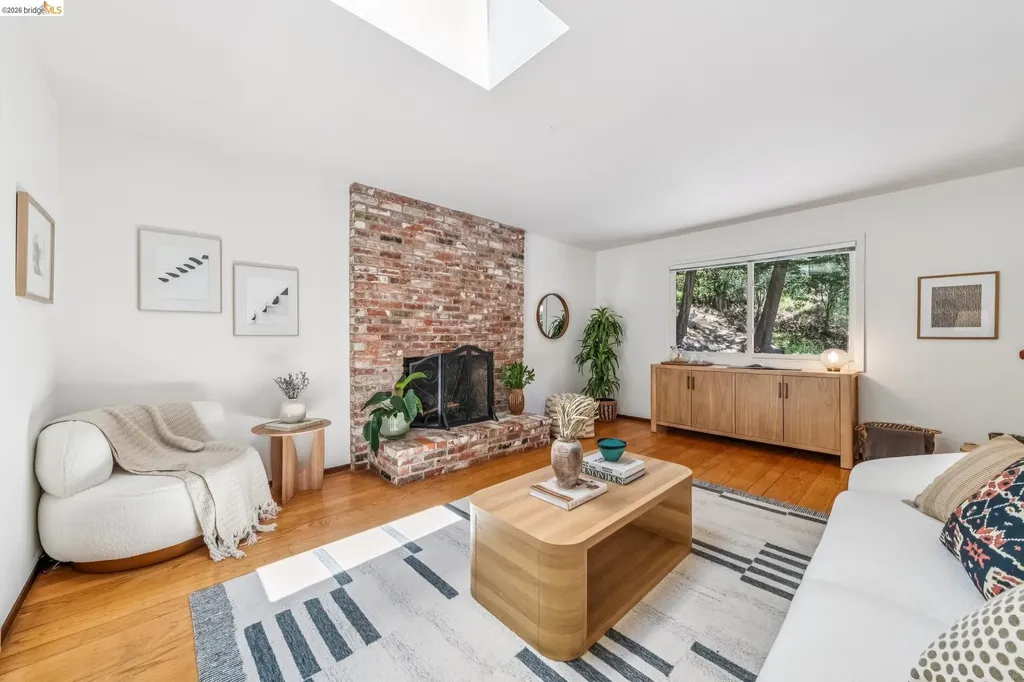 7200 Saroni Drive Oakland CA 94611