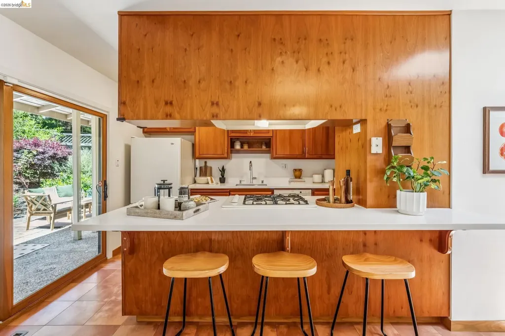 7200 Saroni Drive Oakland CA 94611
