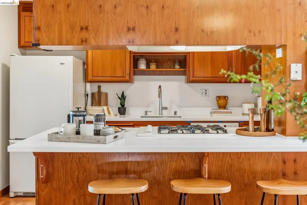 7200 Saroni Drive Oakland CA 94611
