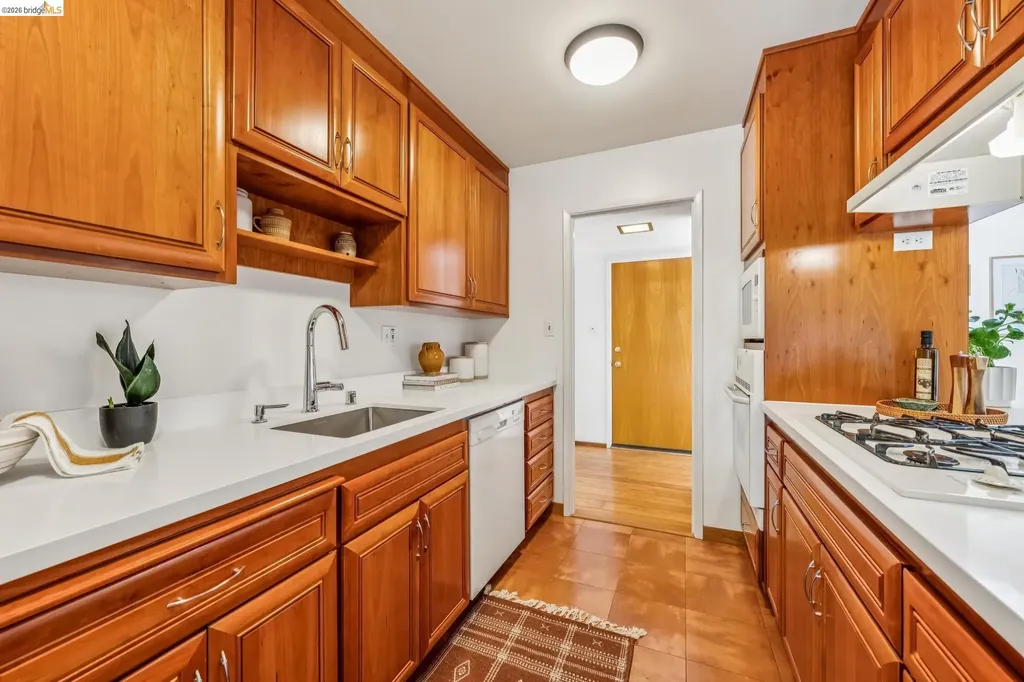 7200 Saroni Drive Oakland CA 94611