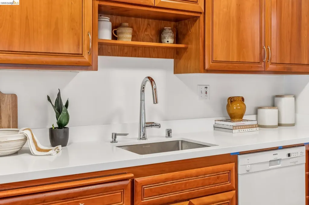 7200 Saroni Drive Oakland CA 94611