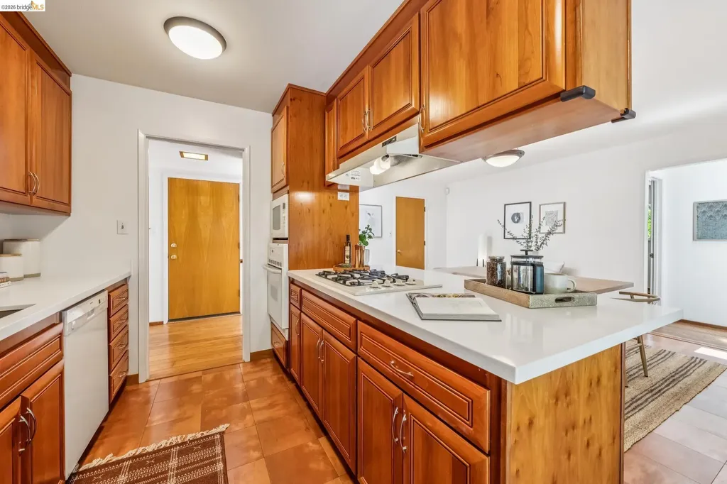 7200 Saroni Drive Oakland CA 94611