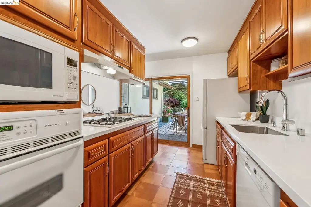 7200 Saroni Drive Oakland CA 94611