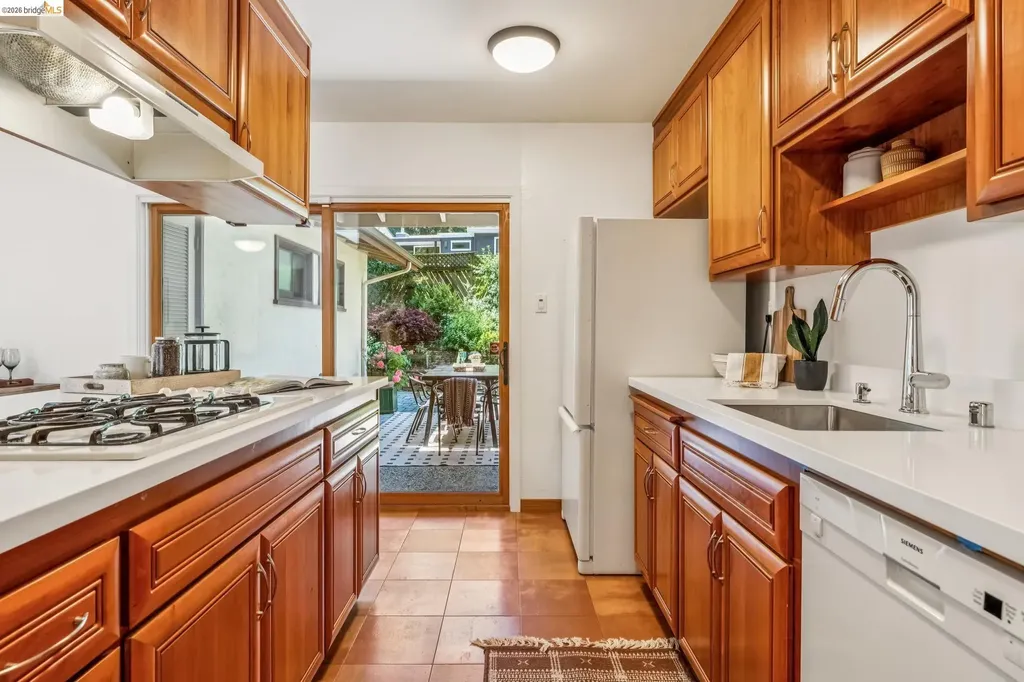 7200 Saroni Drive Oakland CA 94611