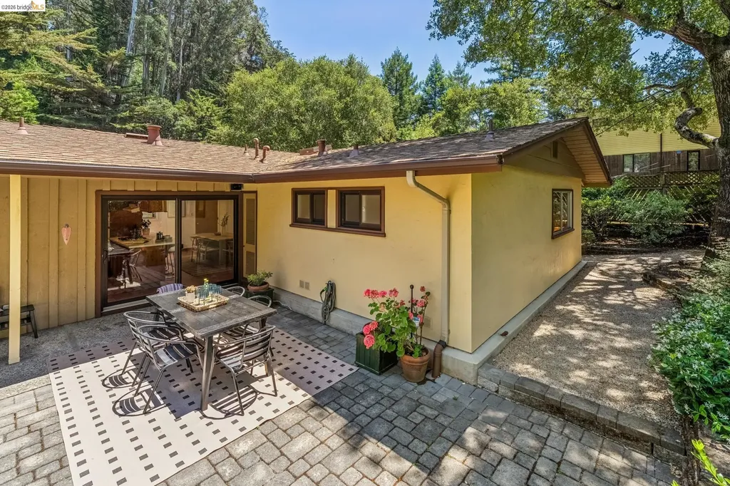 7200 Saroni Drive Oakland CA 94611