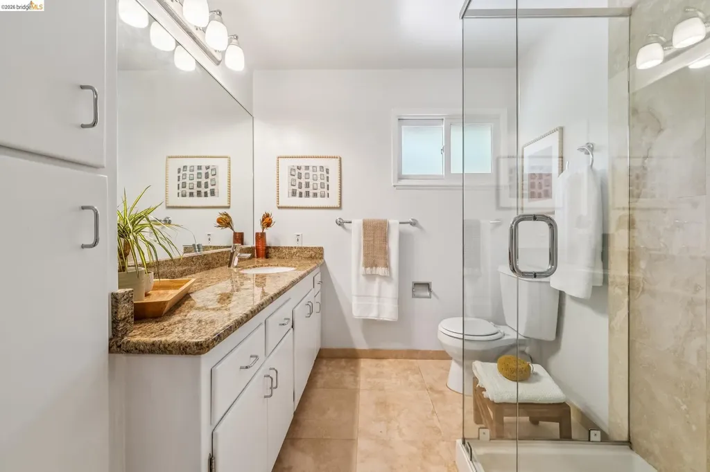 7200 Saroni Drive Oakland CA 94611