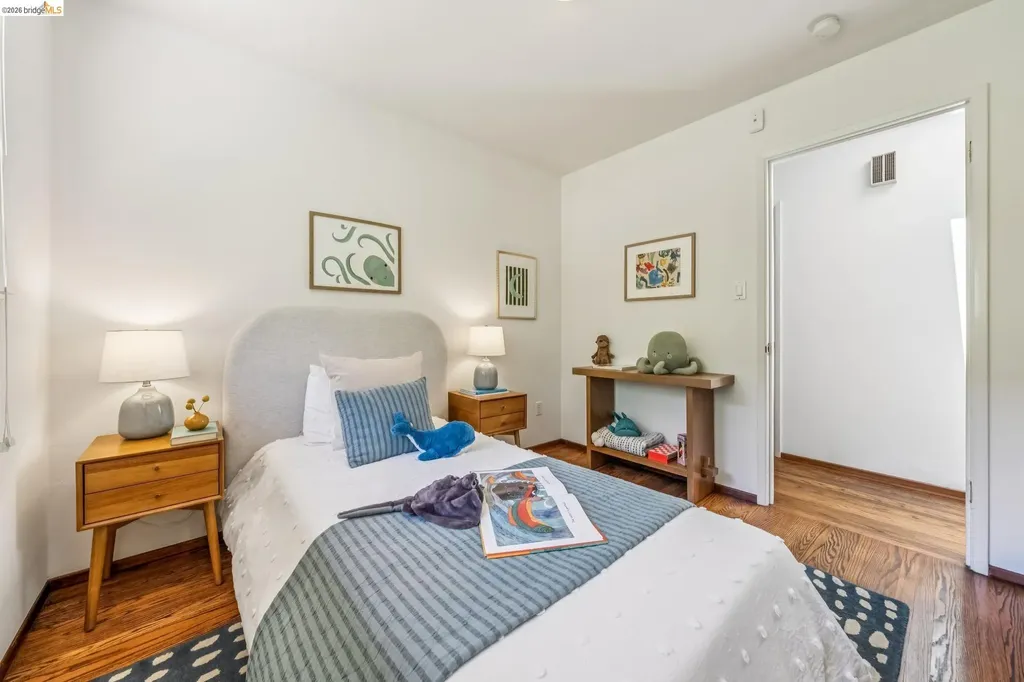 7200 Saroni Drive Oakland CA 94611