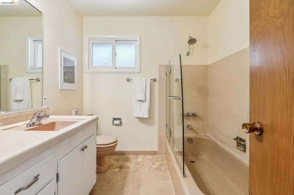 7200 Saroni Drive Oakland CA 94611
