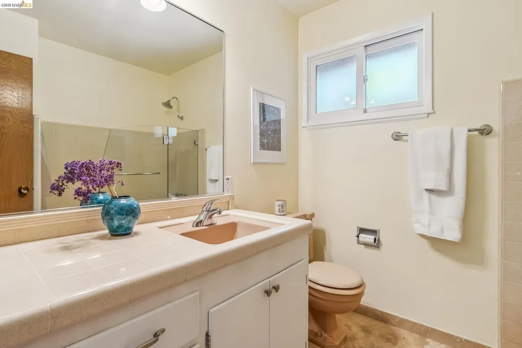 7200 Saroni Drive Oakland CA 94611