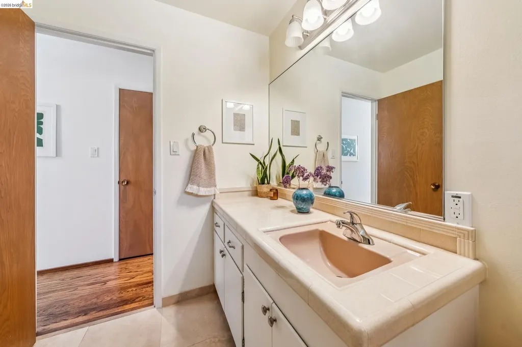 7200 Saroni Drive Oakland CA 94611