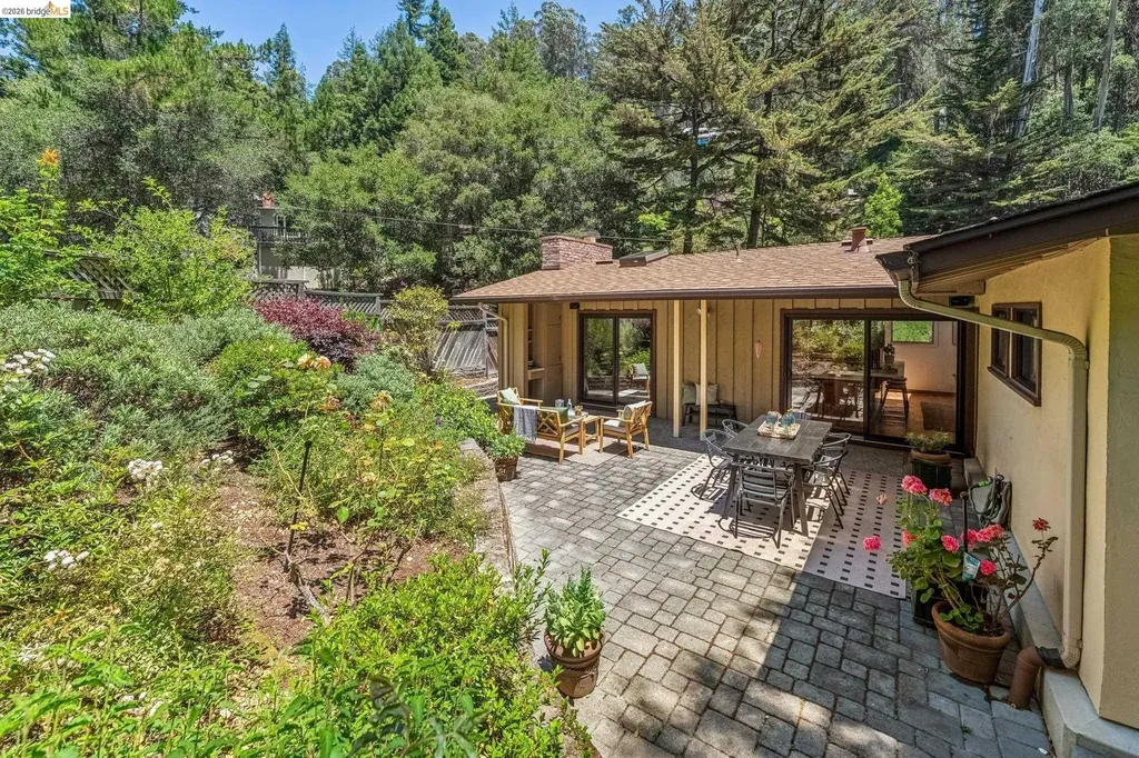 7200 Saroni Drive Oakland CA 94611
