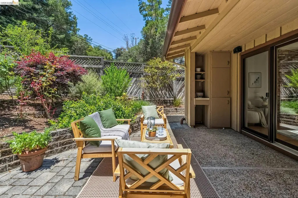 7200 Saroni Drive Oakland CA 94611