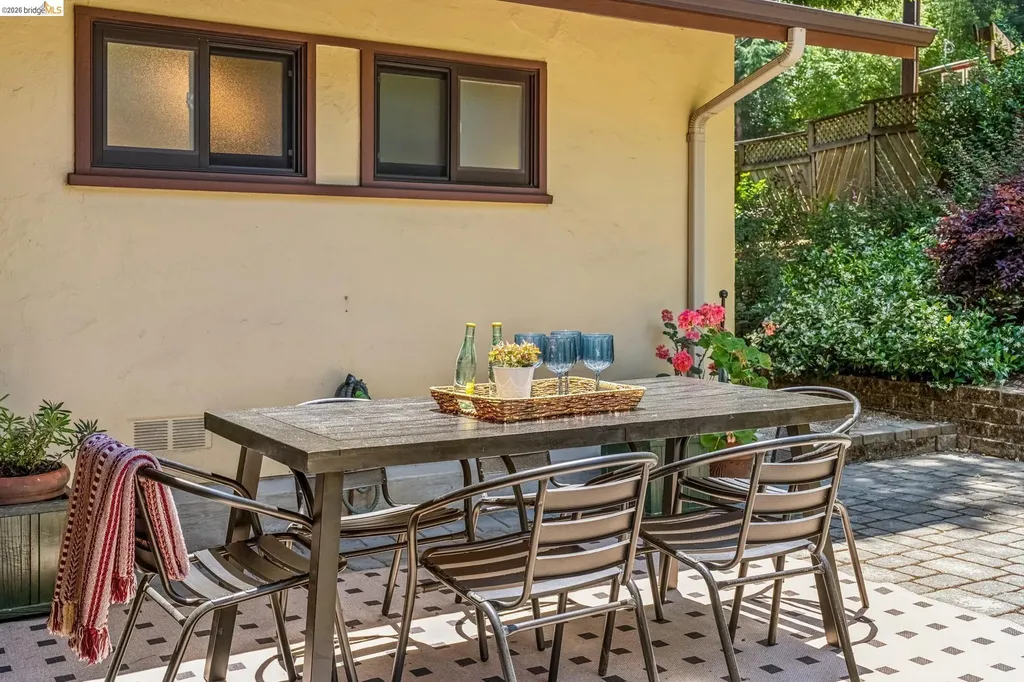 7200 Saroni Drive Oakland CA 94611