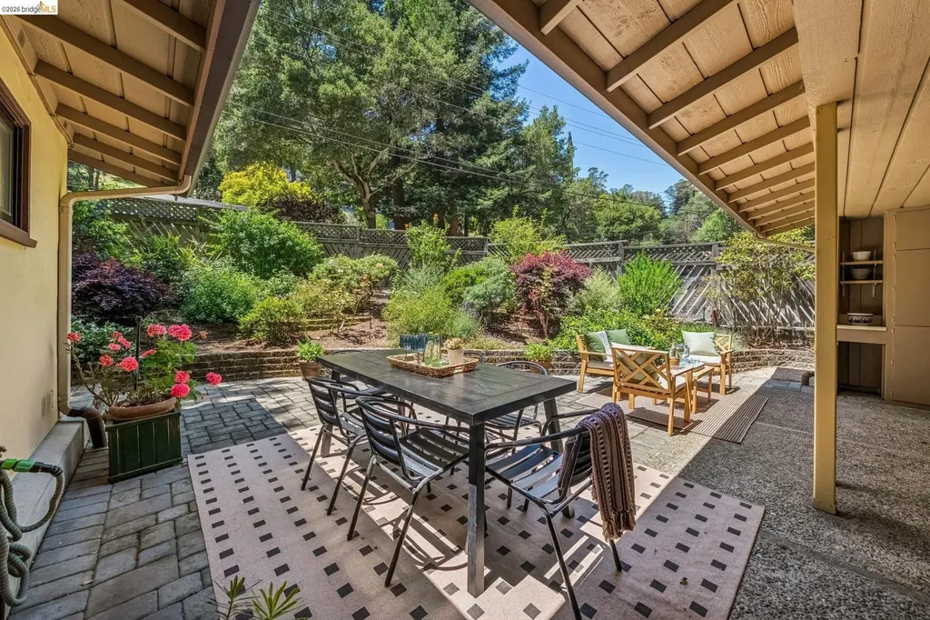 7200 Saroni Drive Oakland CA 94611